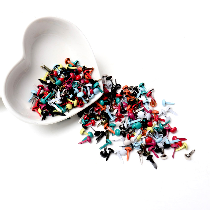 100 pz. Borchie Metalliche Rot - Embellishments For Scrapbooking recensione e prezzo